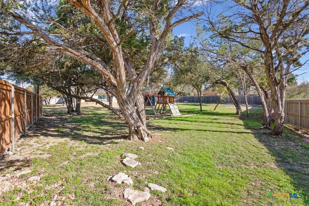 102 Rancho Del Lago Lane Belton, TX 76513 - Photo 37 of 40 a view of a volley ball court