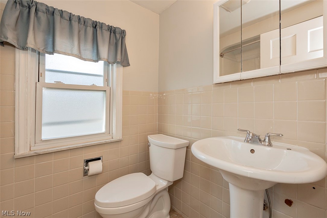 1877 Lawnway Road South Euclid, OH 44121 - Photo 22 of 34 The second floor Full Bath...