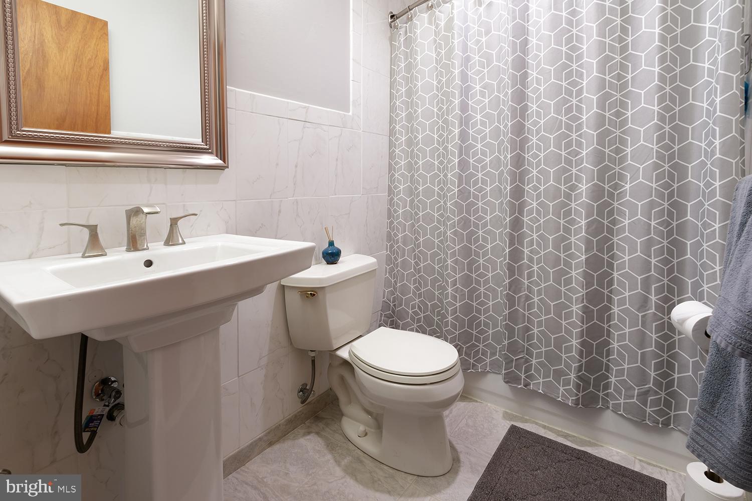 118 Peach Road Marlton, NJ 08053 - Photo 21 of 27 Updated full hall bath with tub/shower