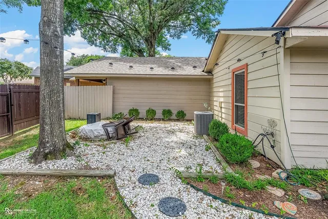 a view of a back yard of the house