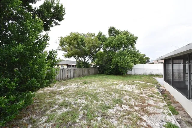 a view of a backyard