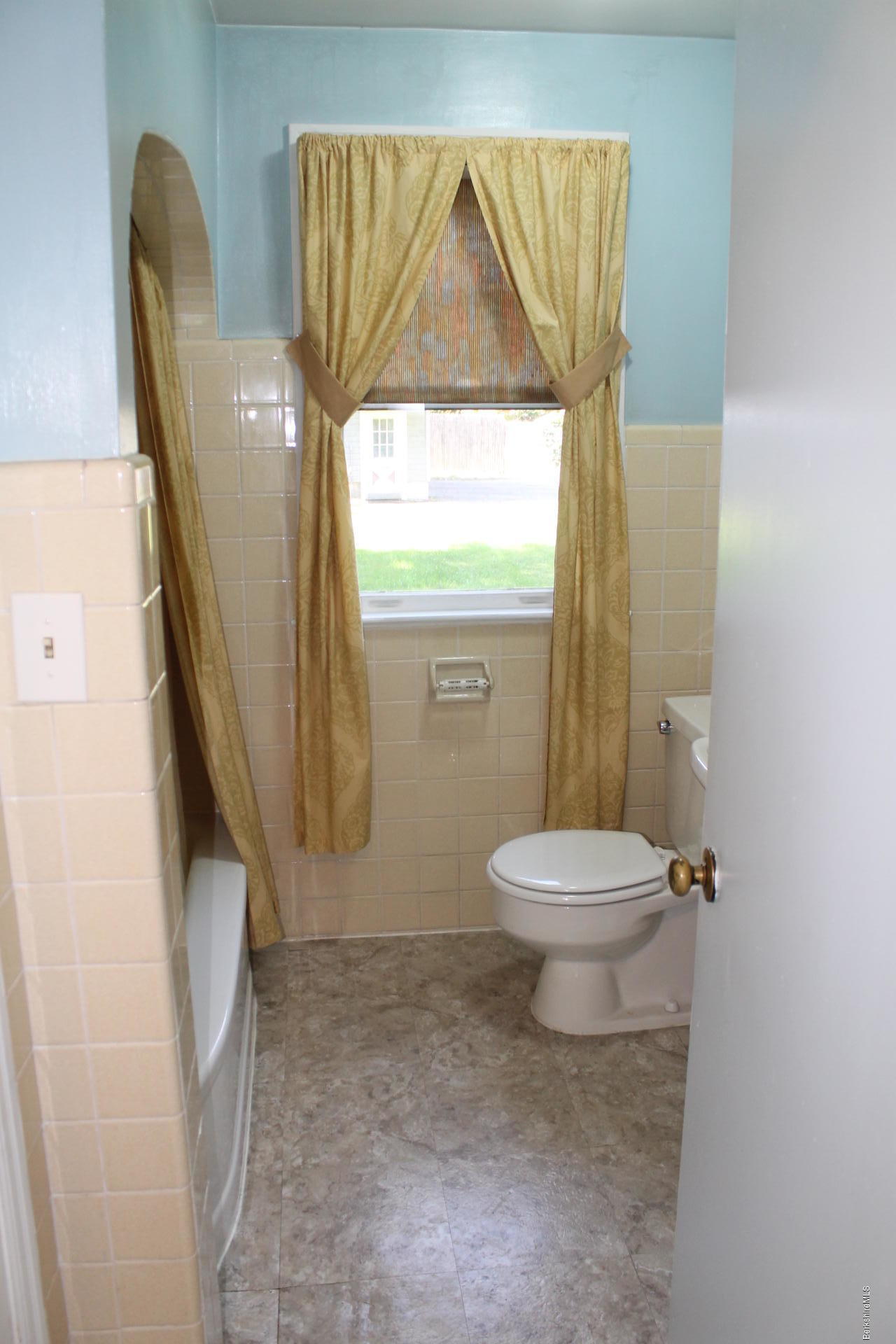 407 Cheshire Road Pittsfield, MA 01201 - Photo 11 of 11 IMG_5414