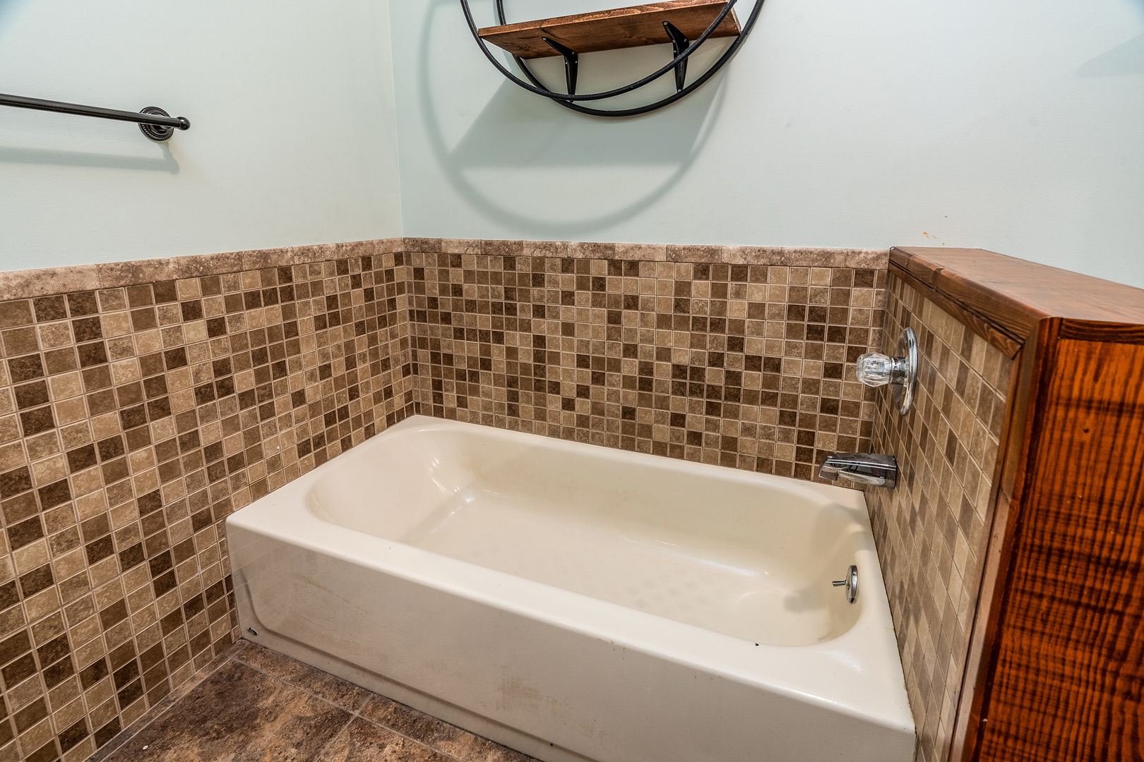9242 East Park Street Road Du Quoin, IL 62832 - Photo 20 of 44 a bathroom with a bathtub and shower