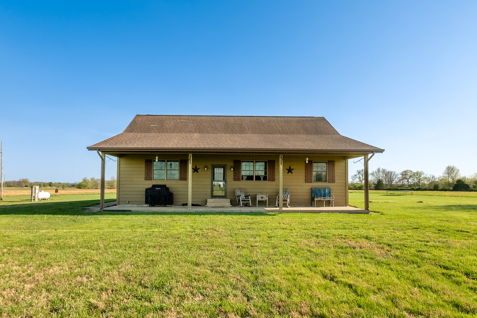 9242 East Park Street Road Du Quoin, IL 62832 - Photo 2 of 44 a front view of a house with a yard