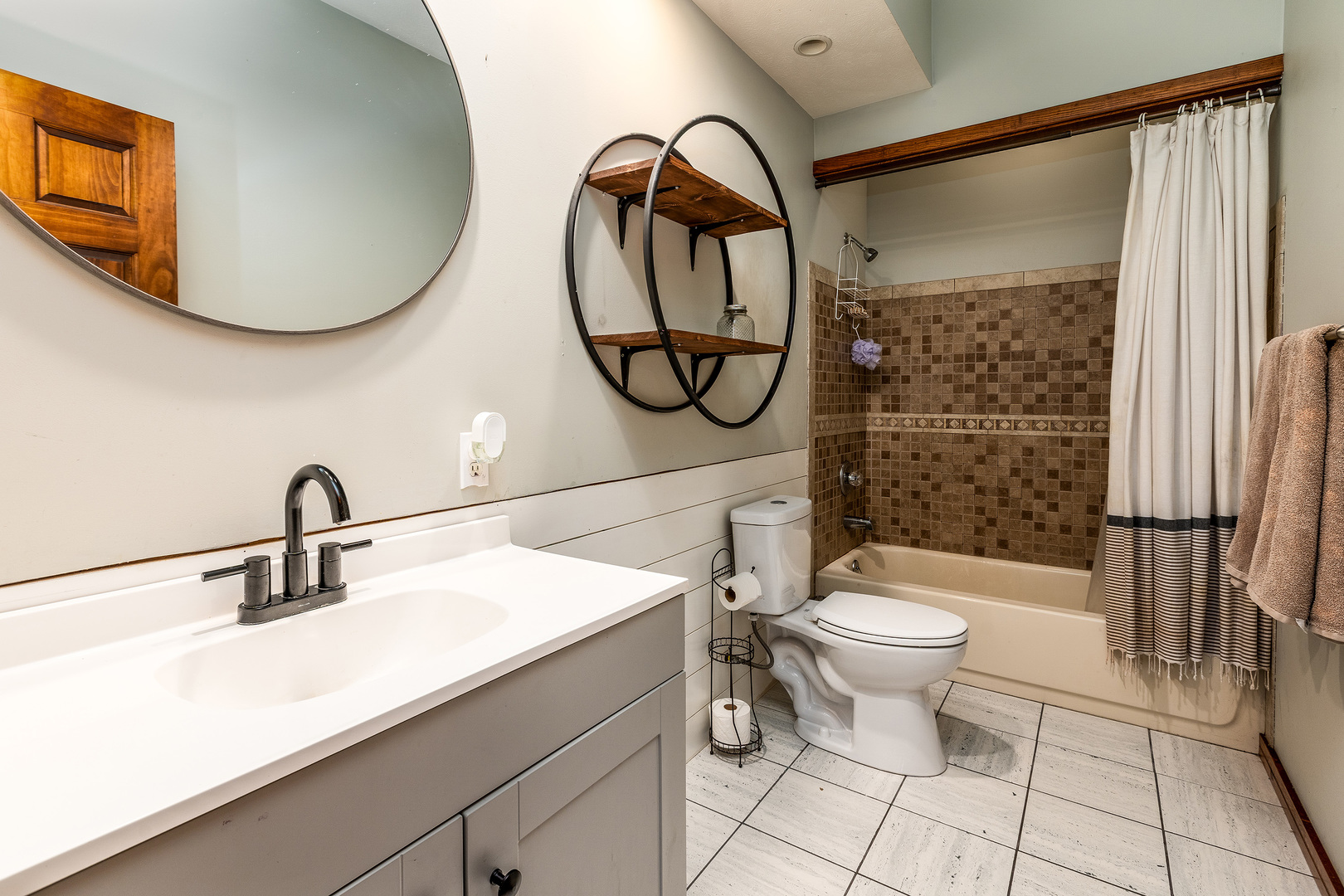 9242 East Park Street Road Du Quoin, IL 62832 - Photo 23 of 44 a bathroom with a sink toilet and a mirror