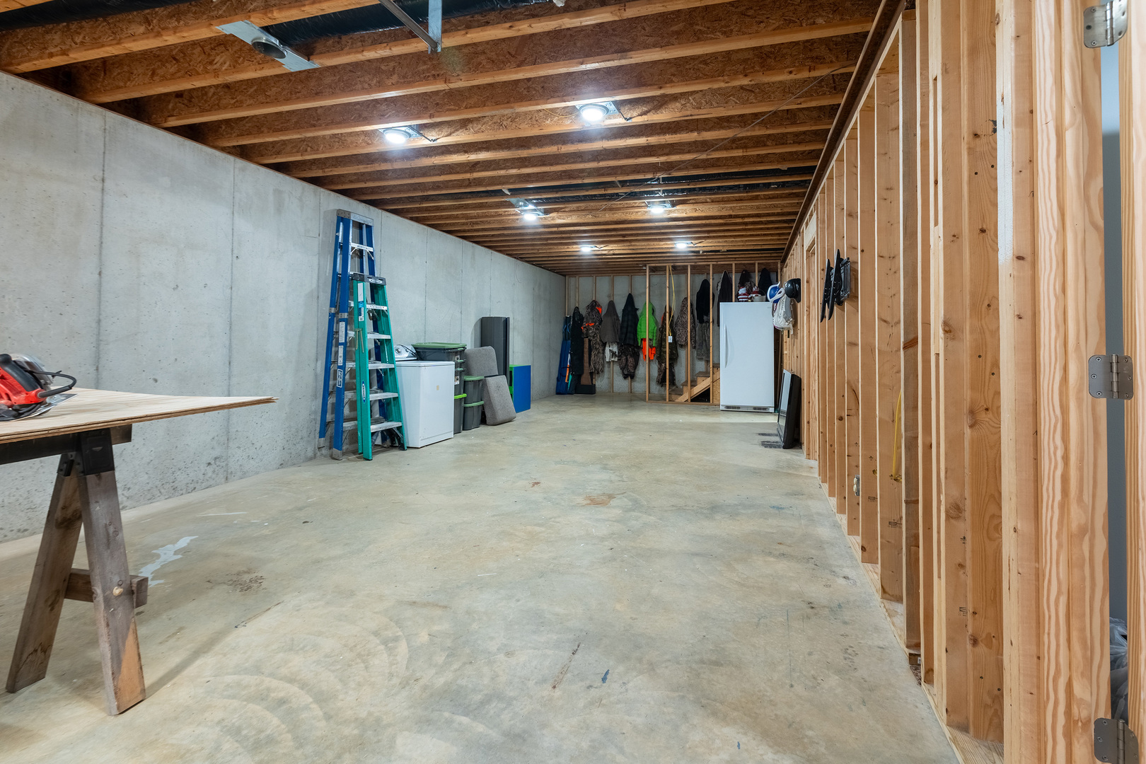 9242 East Park Street Road Du Quoin, IL 62832 - Photo 28 of 44 a view of a hallway with seating space
