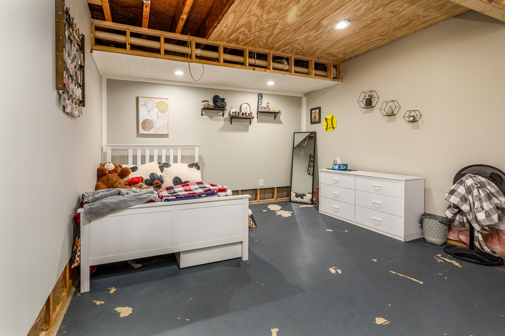 9242 East Park Street Road Du Quoin, IL 62832 - Photo 29 of 44 a view of a livingroom with toys