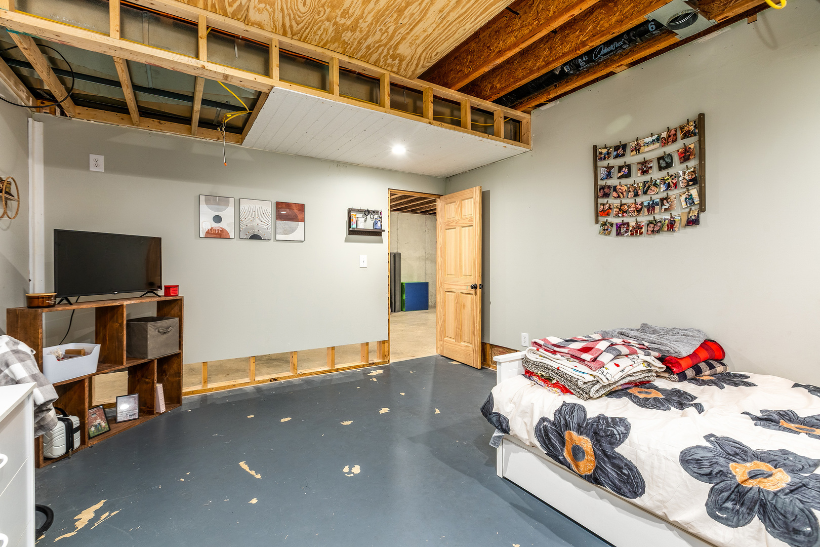 9242 East Park Street Road Du Quoin, IL 62832 - Photo 30 of 44 a bedroom with furniture and a flat screen tv