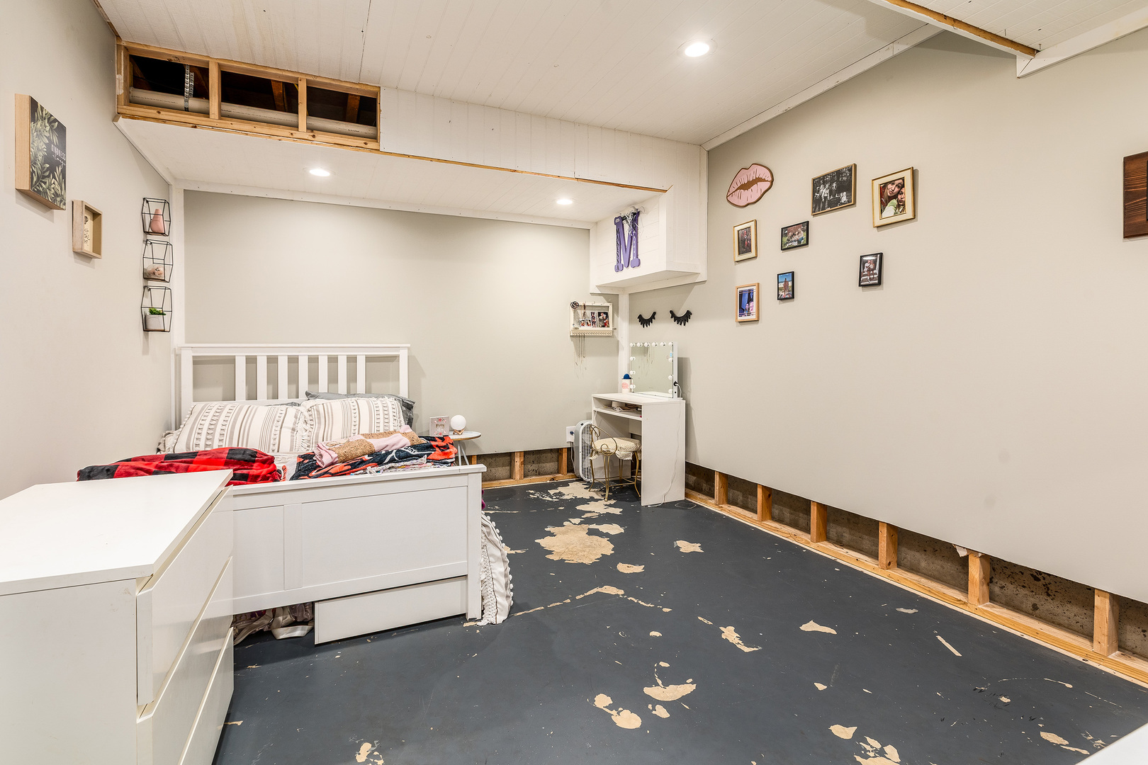 9242 East Park Street Road Du Quoin, IL 62832 - Photo 31 of 44 a room with storage and utility