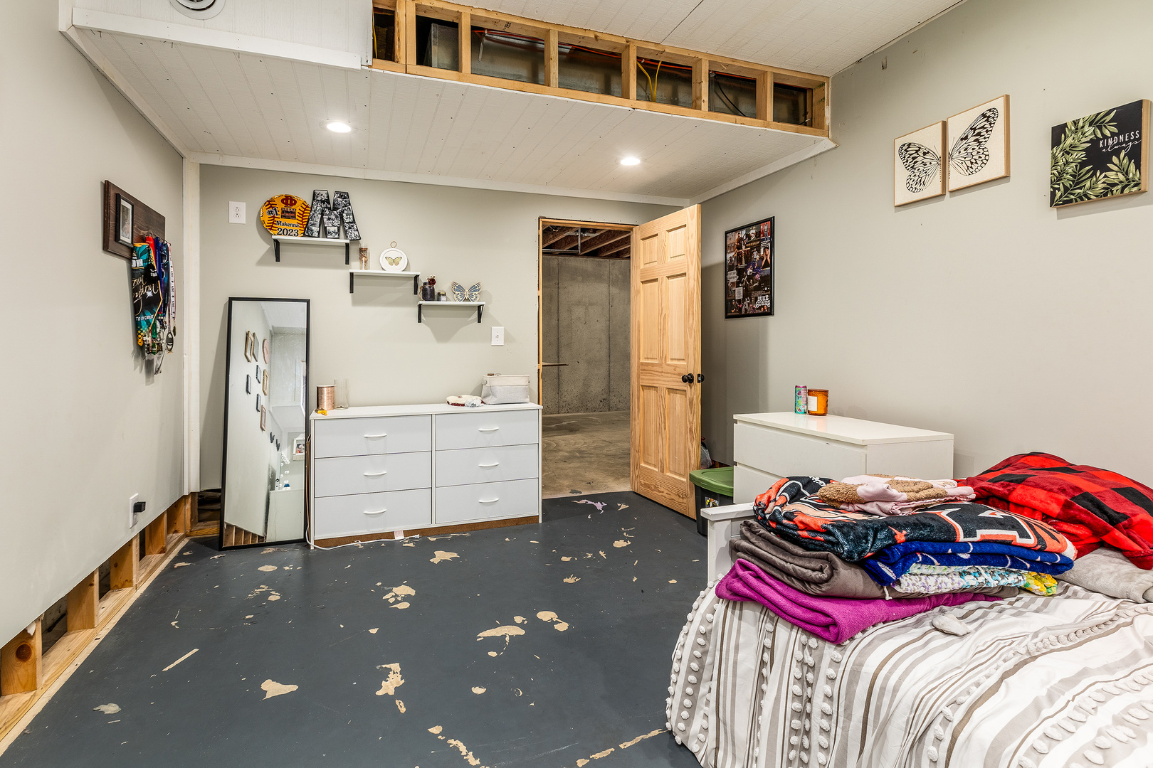 9242 East Park Street Road Du Quoin, IL 62832 - Photo 32 of 44 a bedroom with a bed and cabinets