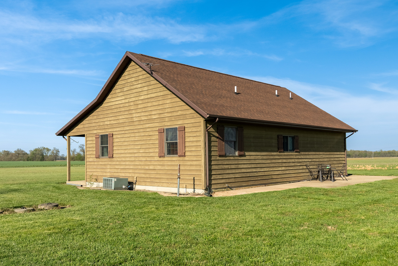 9242 East Park Street Road Du Quoin, IL 62832 - Photo 34 of 44 a view of a house with a backyard