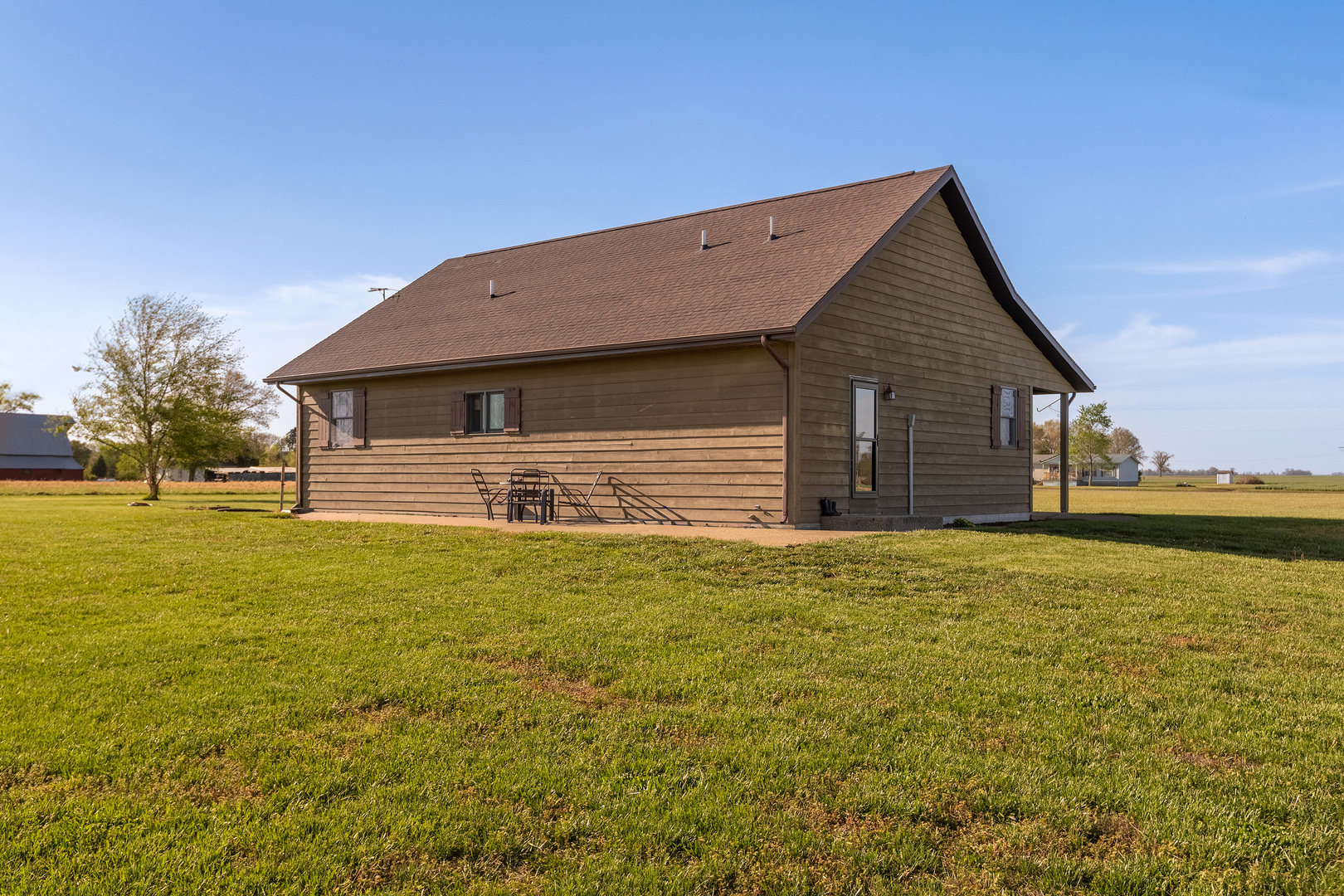 9242 East Park Street Road Du Quoin, IL 62832 - Photo 35 of 44 a front view of house with ocean view