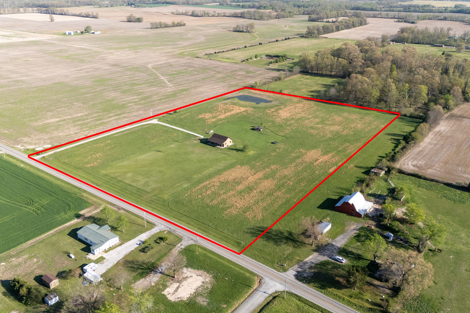 9242 East Park Street Road Du Quoin, IL 62832 - Photo 37 of 44 a view of a pool in a backyard