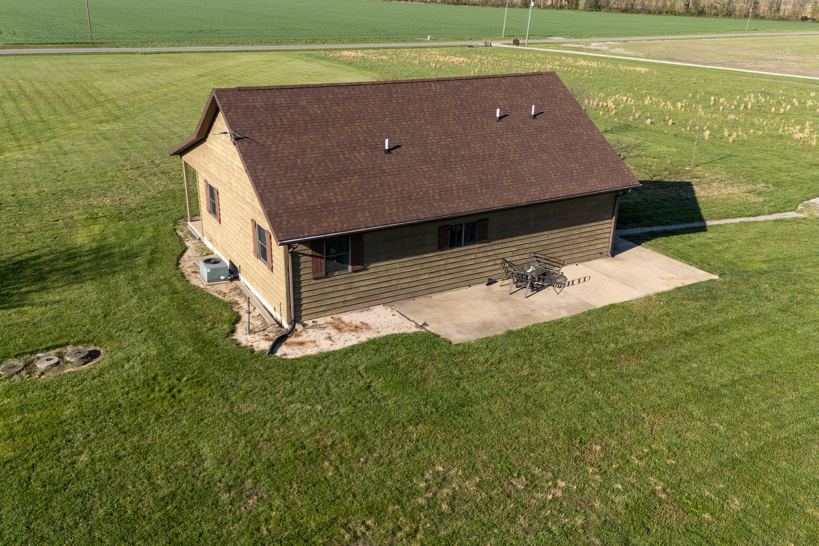 9242 East Park Street Road Du Quoin, IL 62832 - Photo 42 of 44 a view of a big room with a big yard