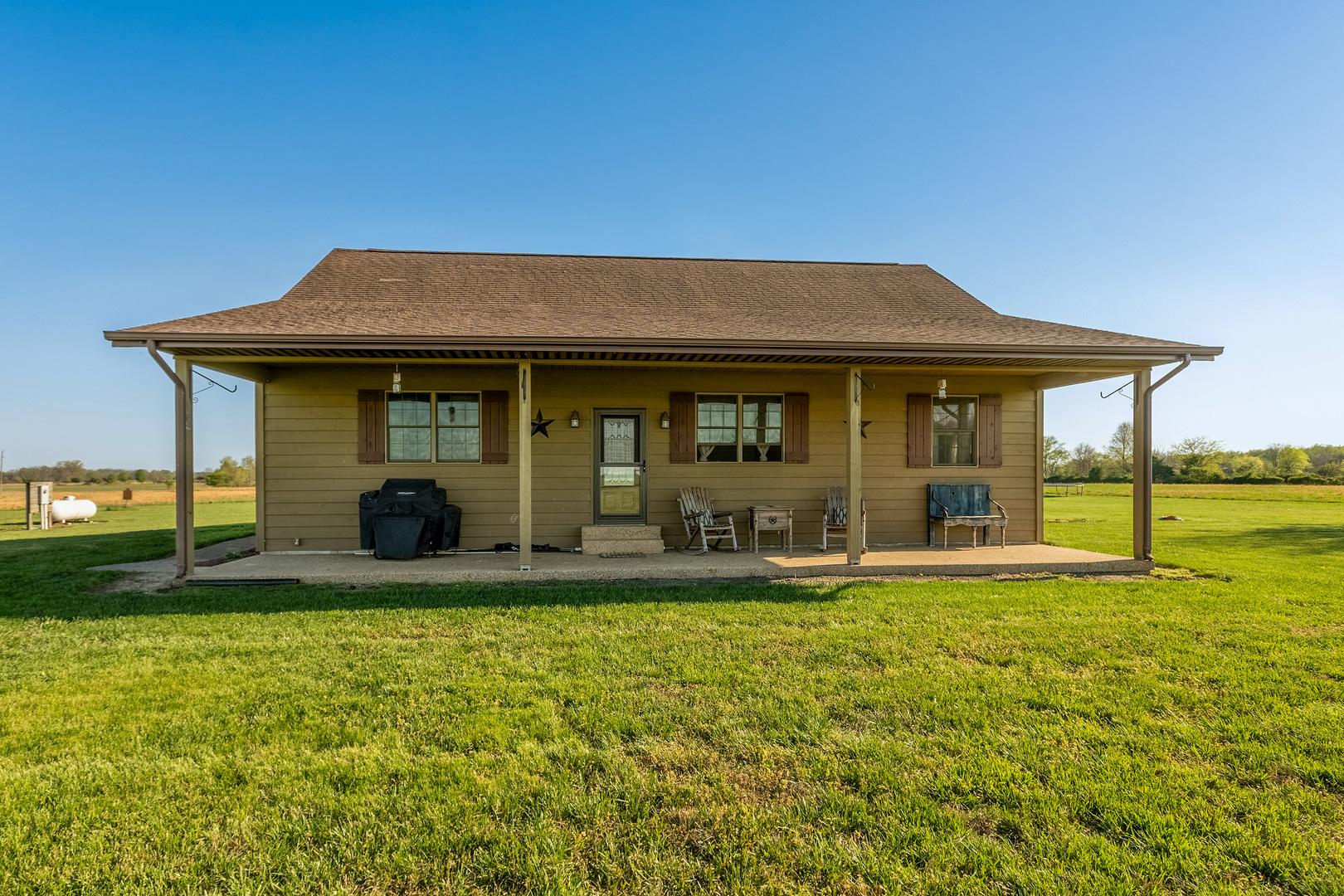 9242 East Park Street Road Du Quoin, IL 62832 - Photo 5 of 44 a front view of a house with a yard