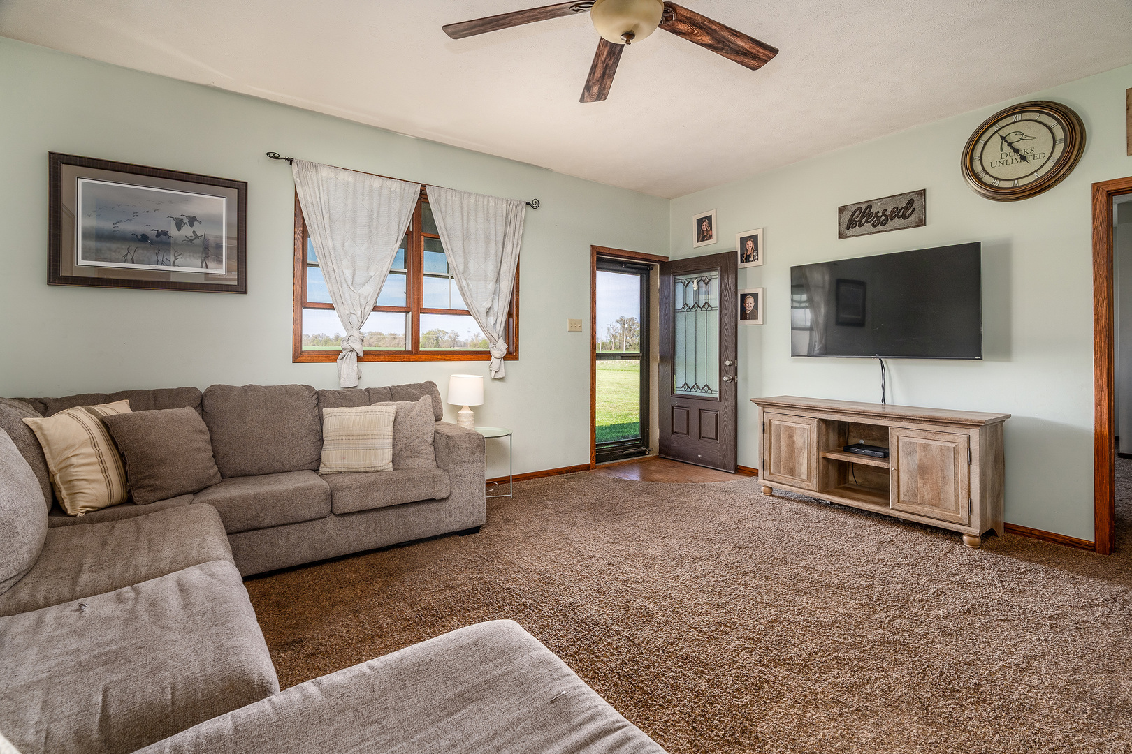 9242 East Park Street Road Du Quoin, IL 62832 - Photo 6 of 44 a living room with furniture and a flat screen tv