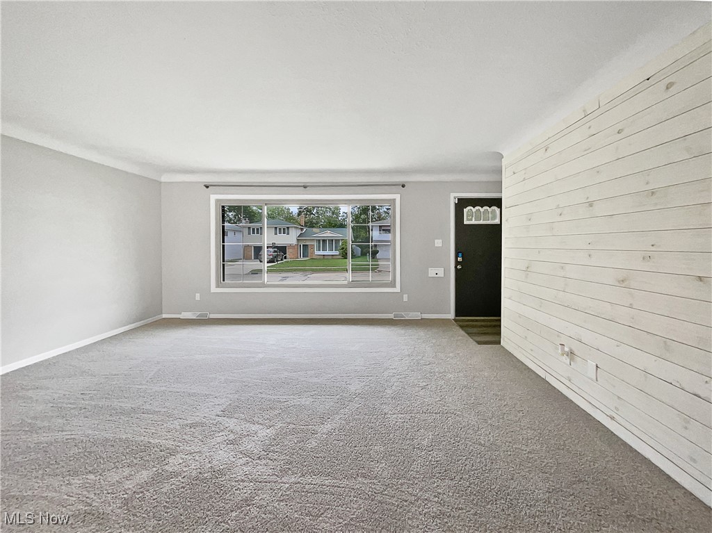 6458 Hamden Road Cleveland, OH 44130 - Photo 3 of 20