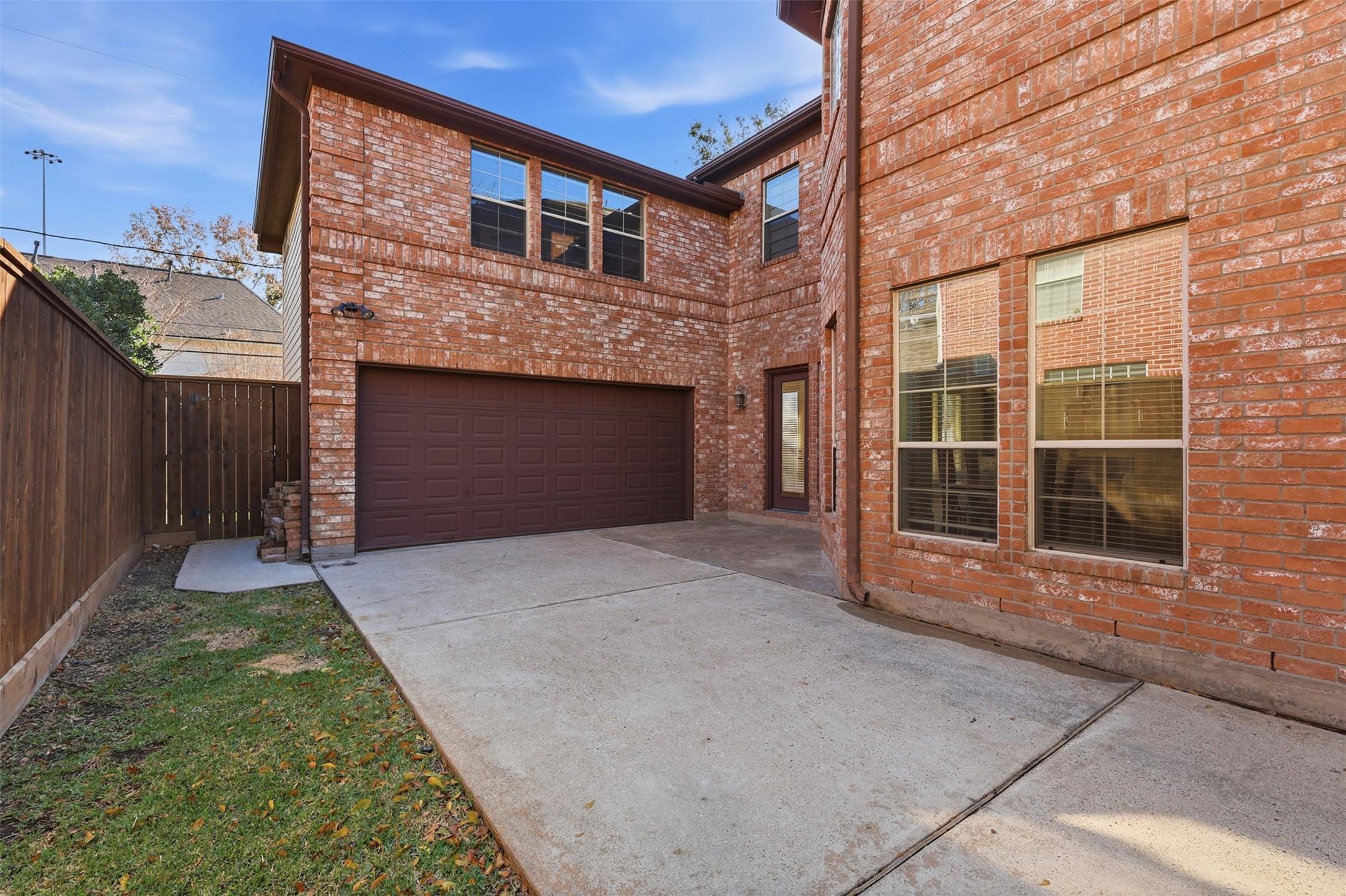 539 Wisteria Street Bellaire, TX 77401 - Photo 3 of 45