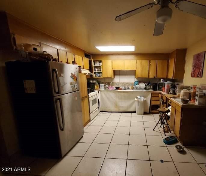 5650 West Berkeley Road Phoenix, AZ 85035 - Photo 7 of 14 9.Kitchen