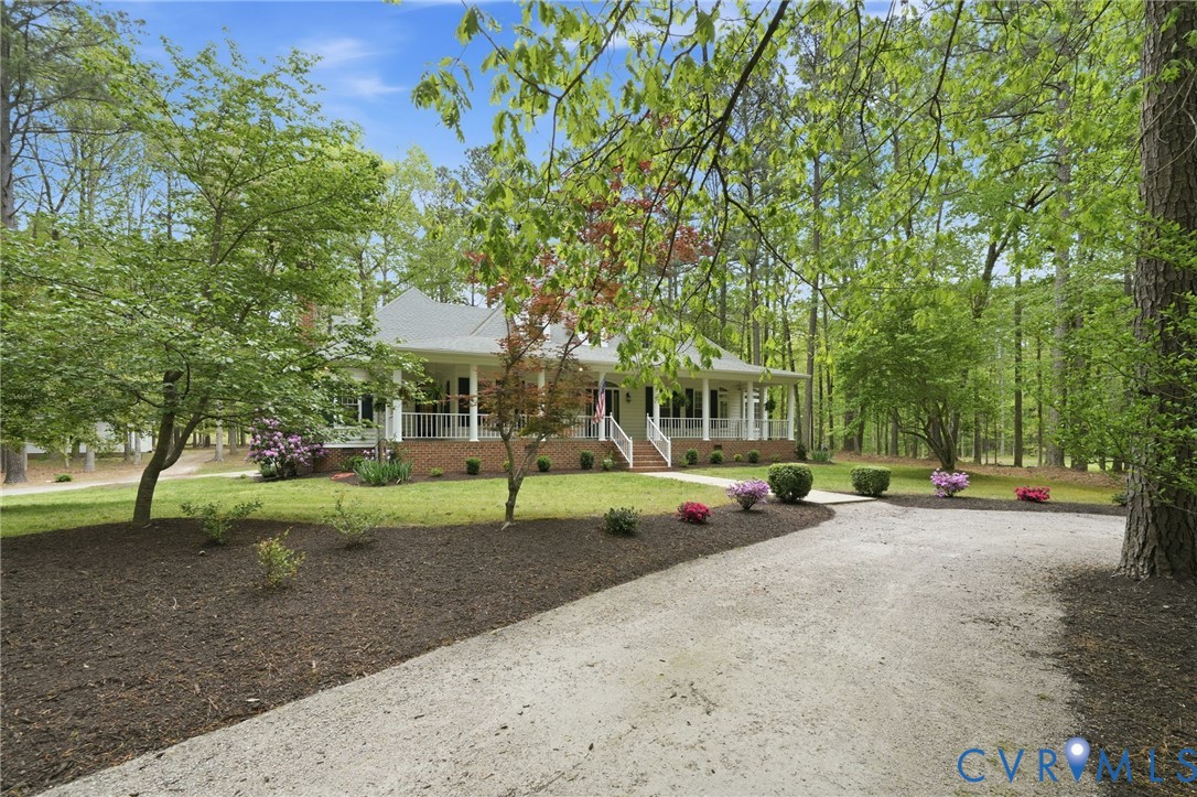 10424 Windam Hill Road Glen Allen, VA 23059 - Photo 3 of 69 a view of a house with backyard and sitting area