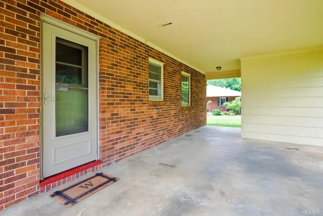 a view of a house with backyard and garden