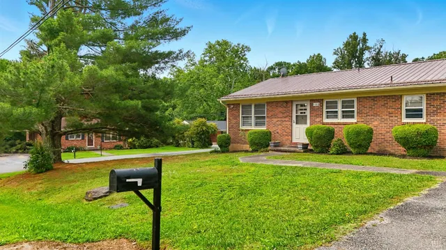 a view of a yard in front of a house