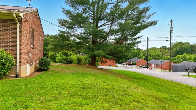 a view of a house with backyard and garden