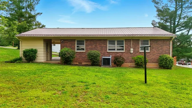 a view of a back yard of the house