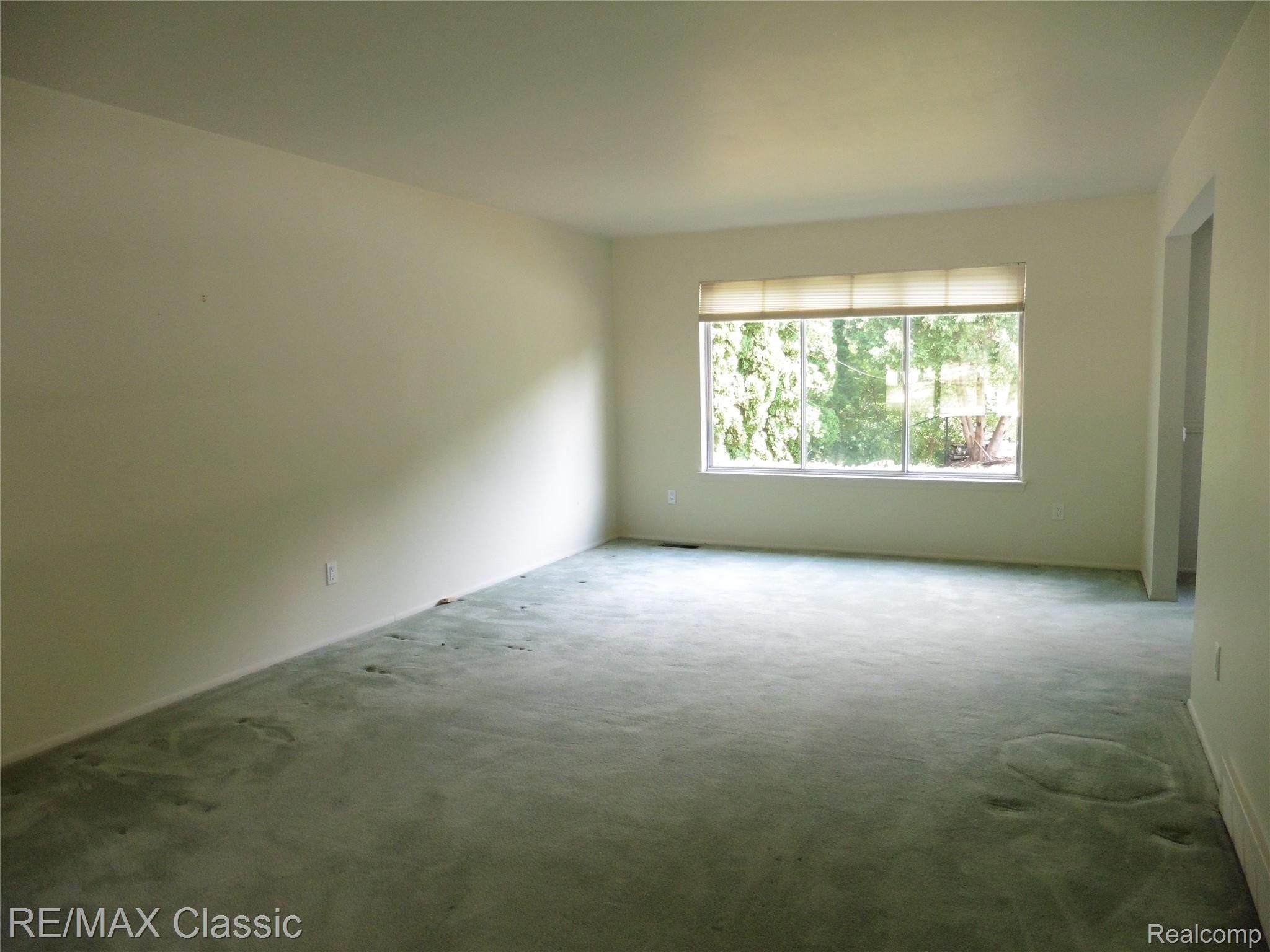 16810 Wayne Road Livonia, MI 48154 - Photo 5 of 30 Living room.JPG