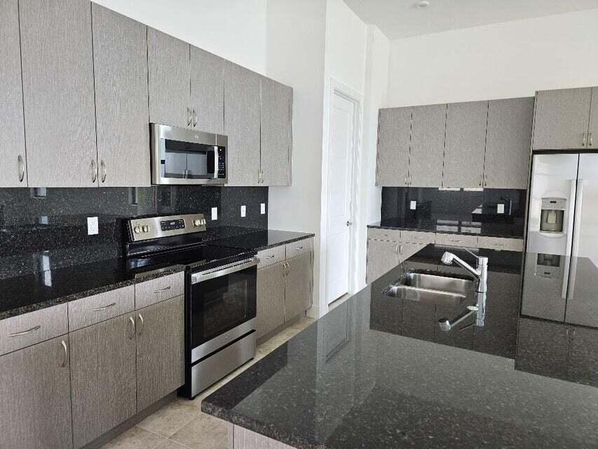 12130 Fortezza Way Port St. Lucie, FL 34987 - Photo 5 of 20 Kitchen