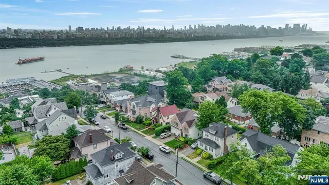 $929,000 | 18 Lincoln Avenue, Cliffside Park, NJ 07010