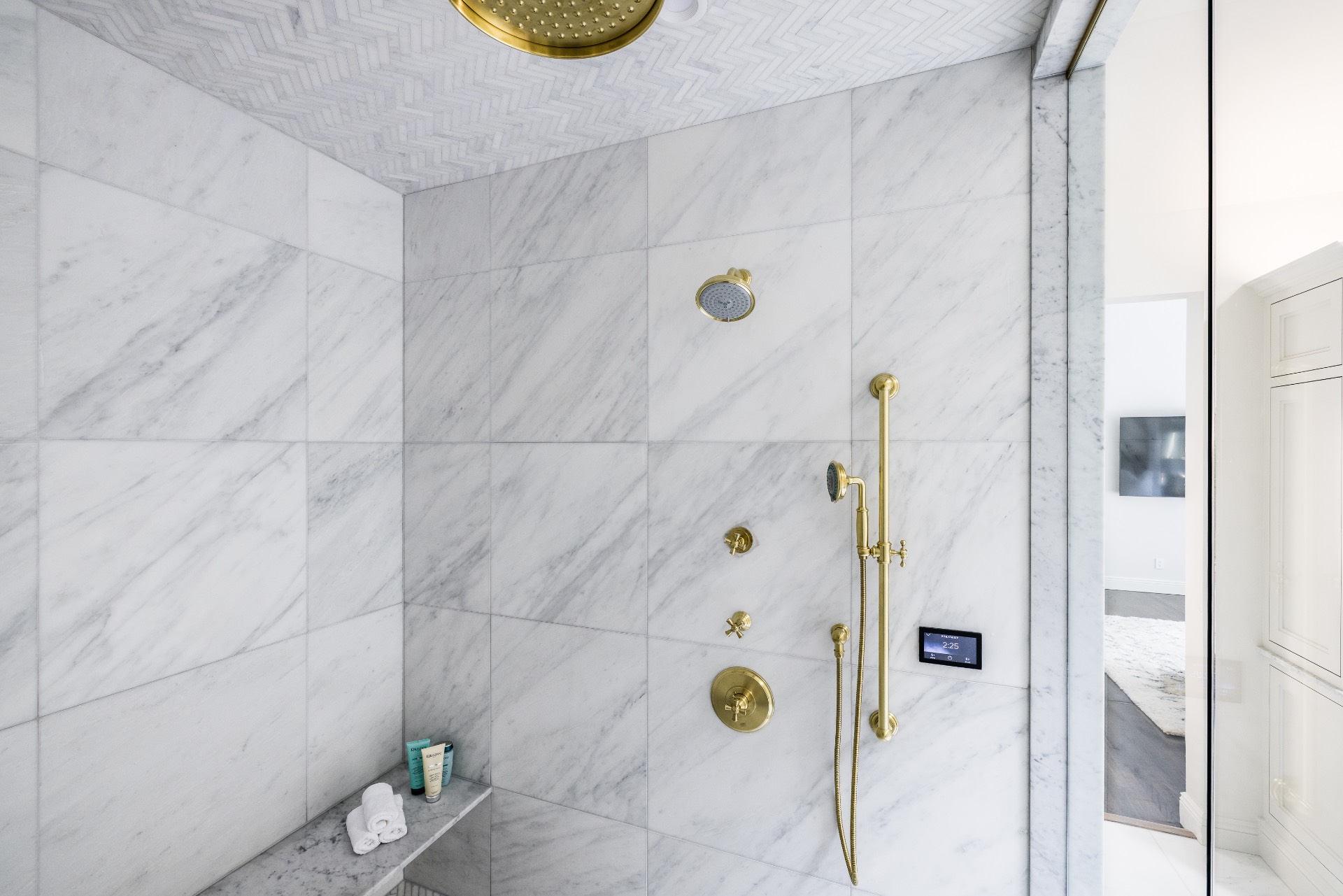 222 2 Holes Water Road East Hampton, NY 11937 - Photo 19 of 32 a bathroom with a tub shower and mirror