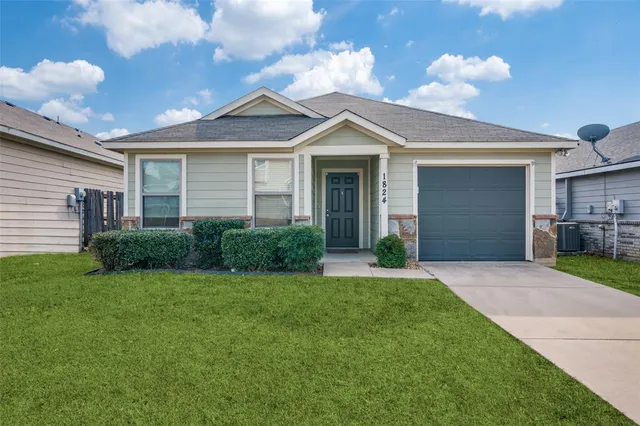 $1,875 | 1824 Village Park Trail, Burleson, TX 76028