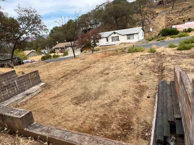 a view of residential houses with yard