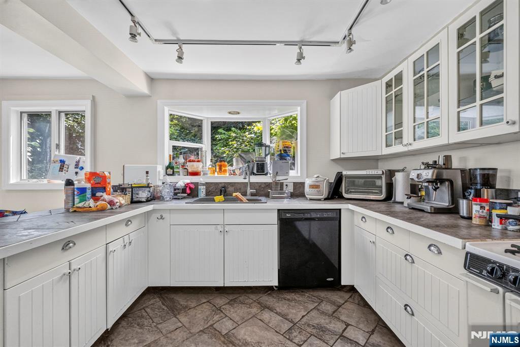 8 Old Wood Road Edgewater, NJ 07020 - Photo 9 of 25