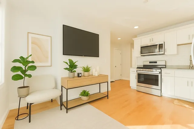 $2,900 | 375 Dorchester Street, Unit 1, Boston, MA 02127