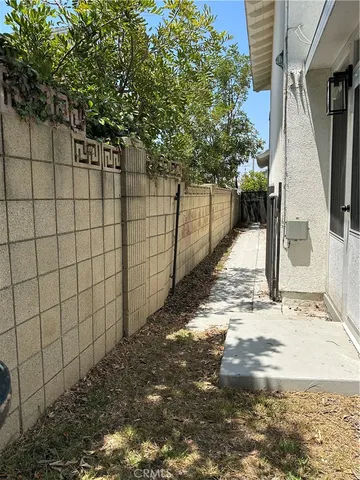 a view of a backyard