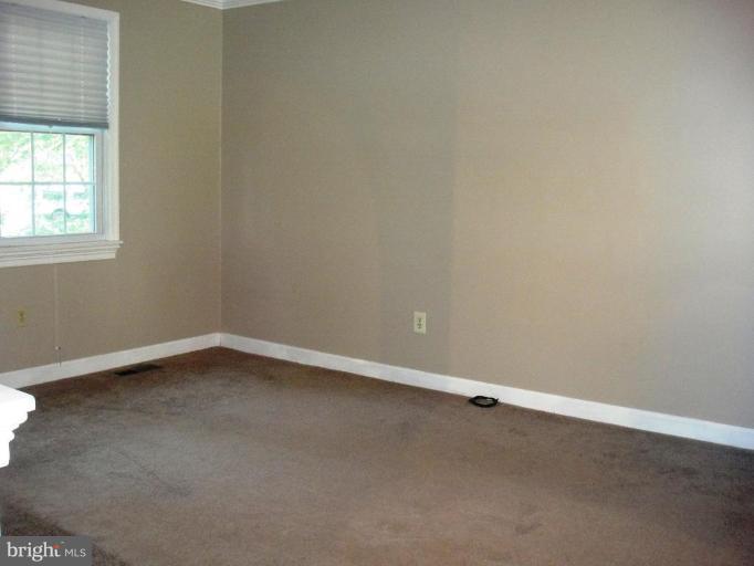 262 Lake Riviera Road Pasadena, MD 21122 - Photo 21 of 25 Living Room #2