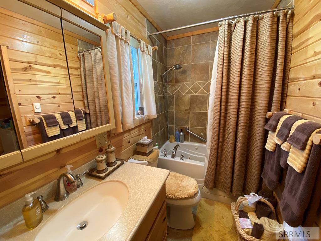 4175 South Big Springs Loop Road Island Park, ID 83429 - Photo 21 of 48 Jetted tub