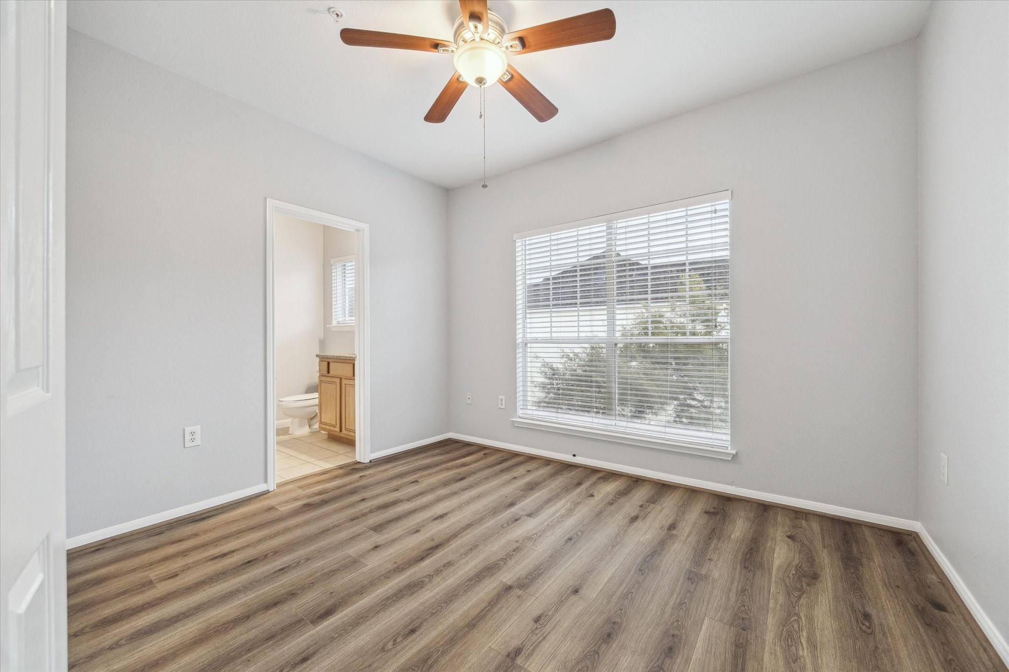 9200 Westheimer Road, Unit 907 Houston, TX 77063 - Photo 11 of 27 wooden floor in an empty room with a window