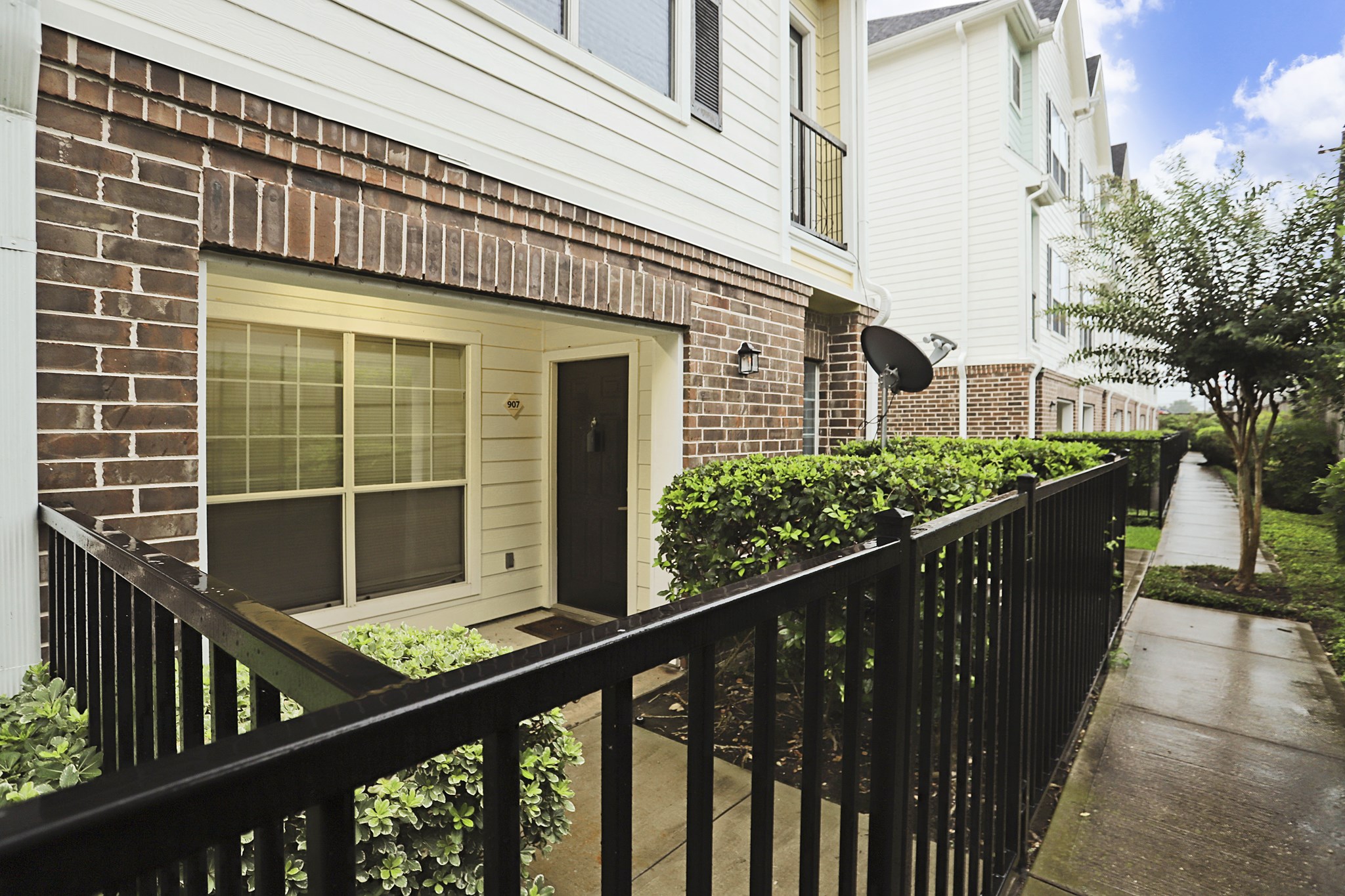 9200 Westheimer Road, Unit 907 Houston, TX 77063 - Photo 13 of 27 a view of balcony with small garden