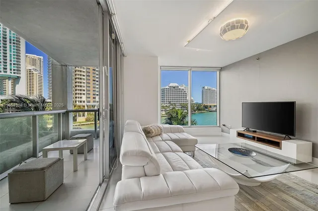 $910,000 | 495 Brickell Avenue, Unit 402, Miami, FL 33131