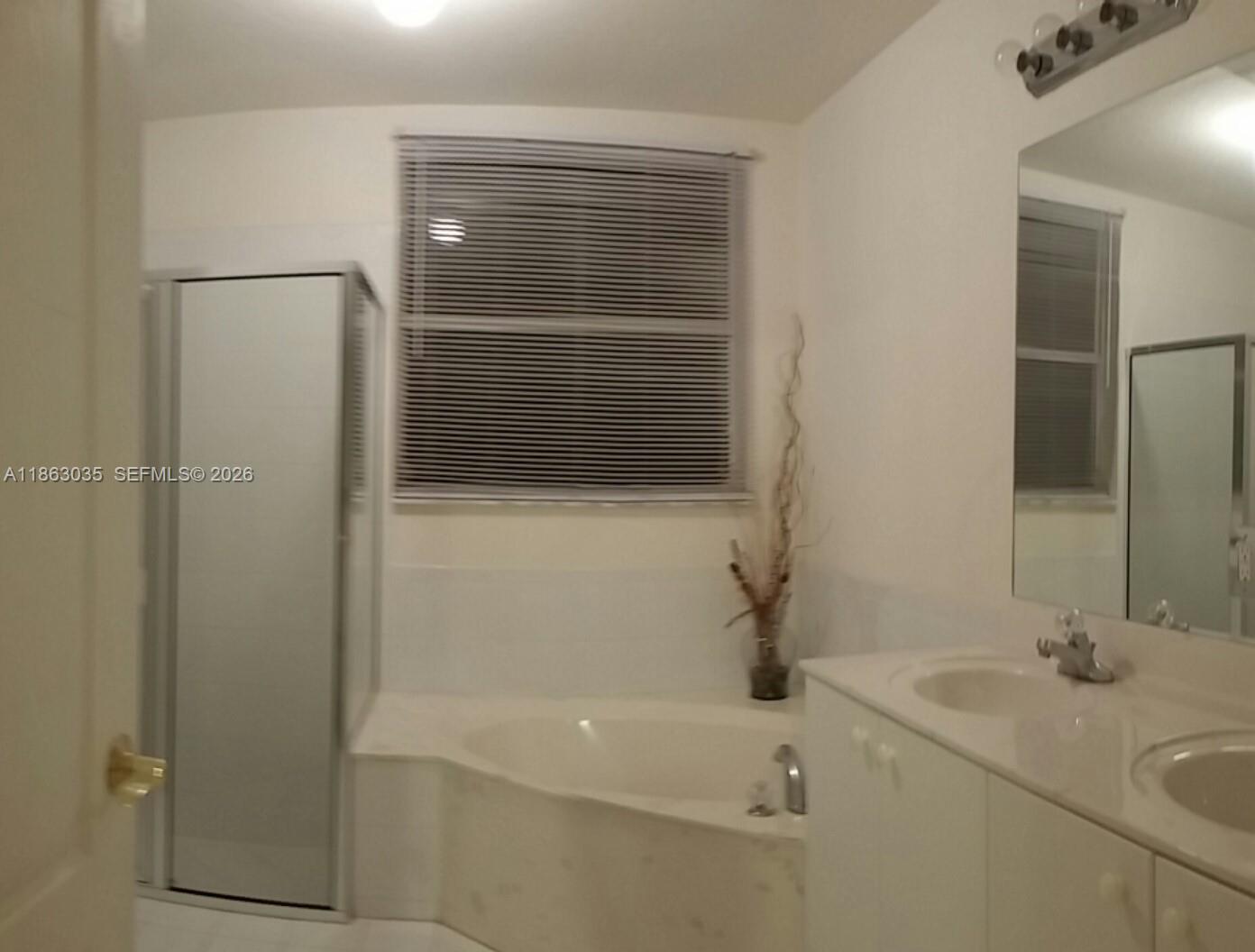 6049 Southwest 165th Avenue Miami, FL 33193 - Photo 29 of 49 Junior Master Bathroom