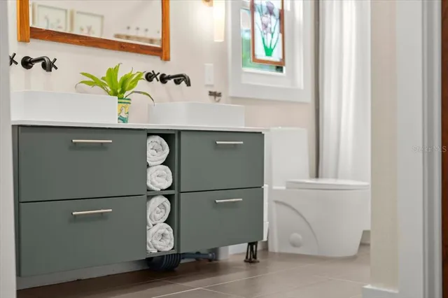 a en suite bathroom with a sink and a mirror