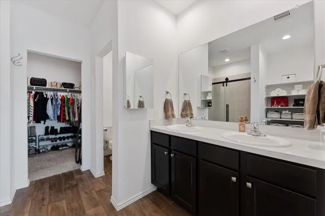 a en suite bathroom with a double vanity sink and a mirror