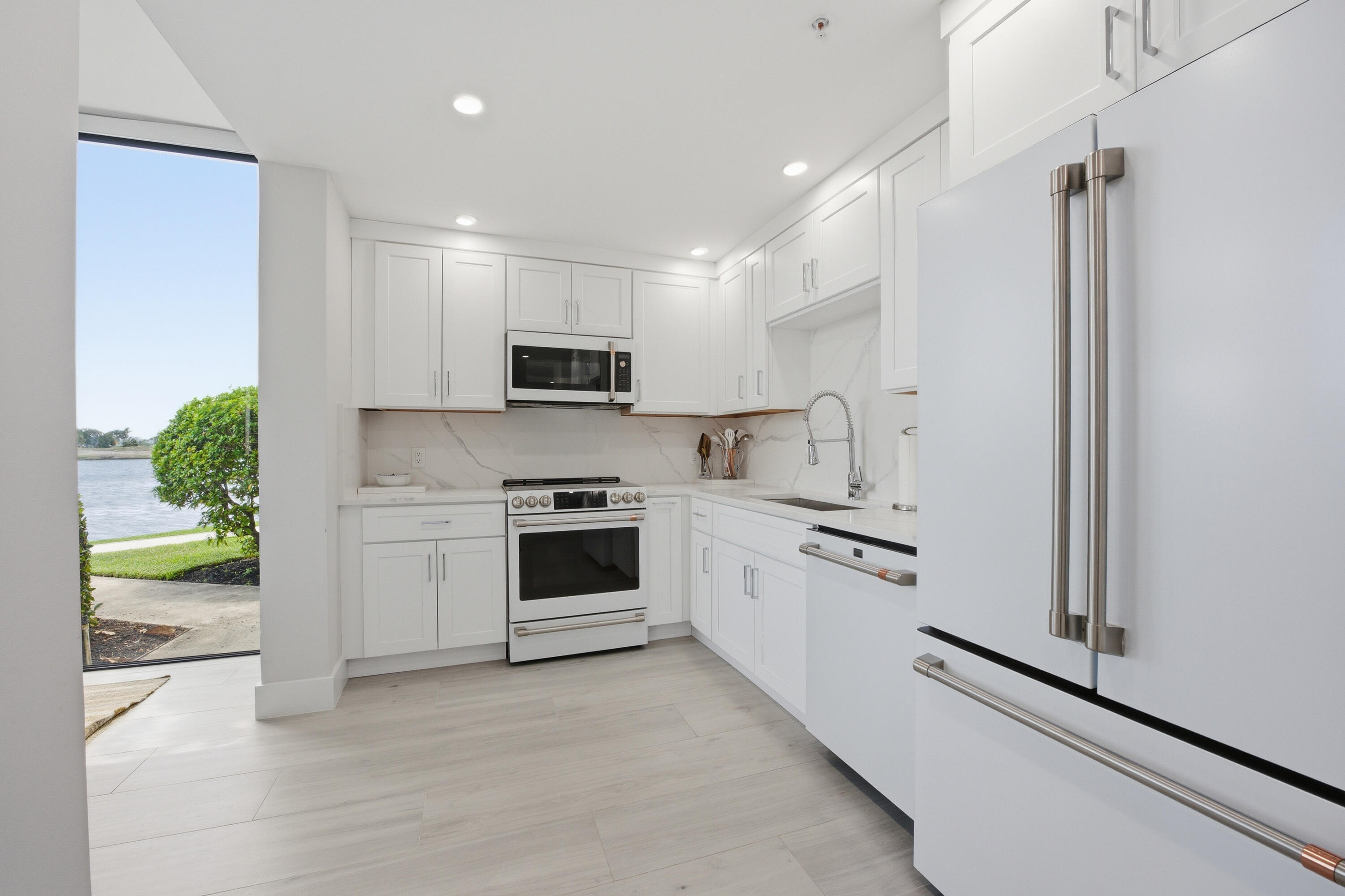 7768 Lakeside Boulevard, Unit 515 Boca Raton, FL 33434 - Photo 9 of 55 Kitchen