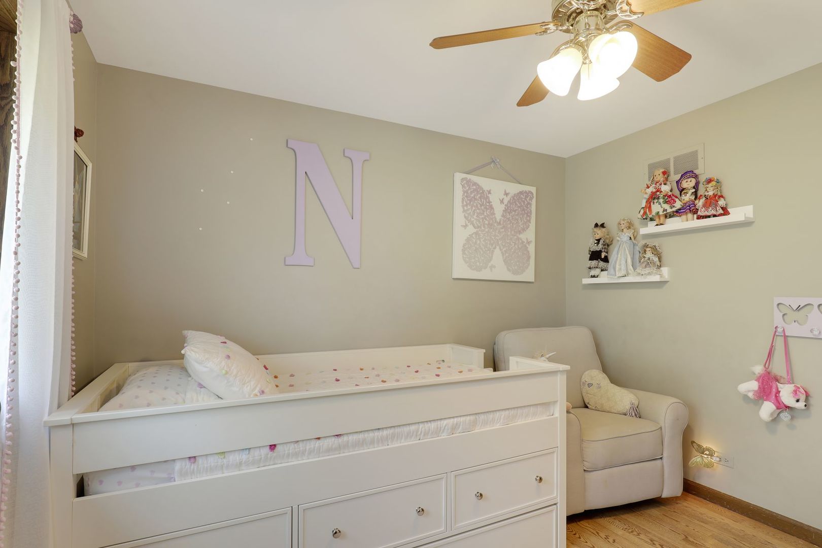 11400 Burr Oak Lane Burr Ridge, IL 60527 - Photo 23 of 40 a en suite bathroom with a toilet sink and mirror