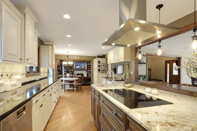 $5,000 | 11400 Burr Oak Lane, Burr Ridge, IL 60527