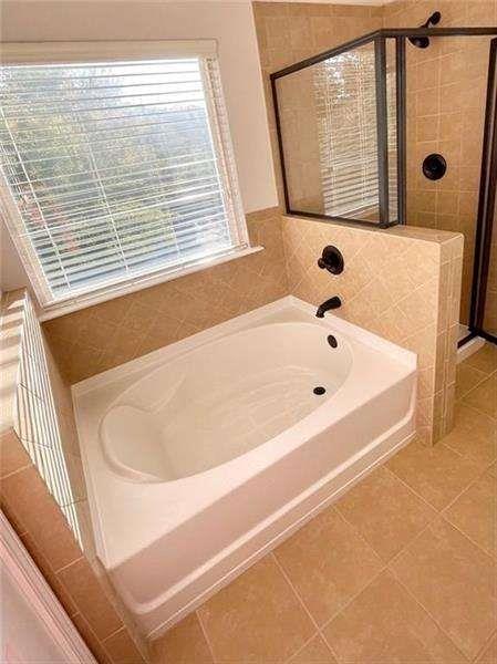 4408 Black Hills Drive Northwest Kennesaw, GA 30144 - Photo 21 of 33 a bathroom with a bathtub and next to a window