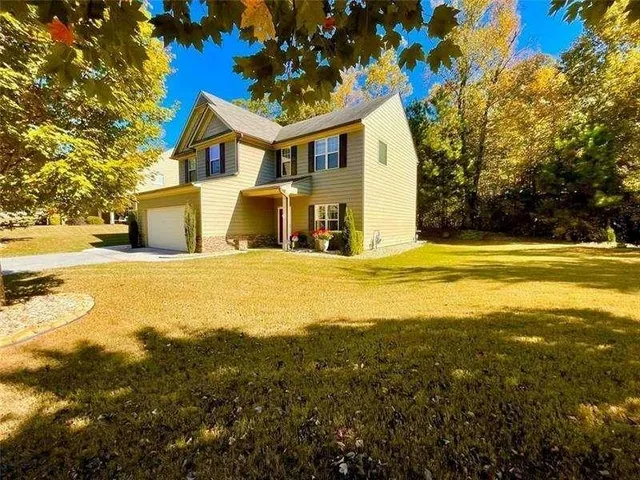 a view of a house with a yard